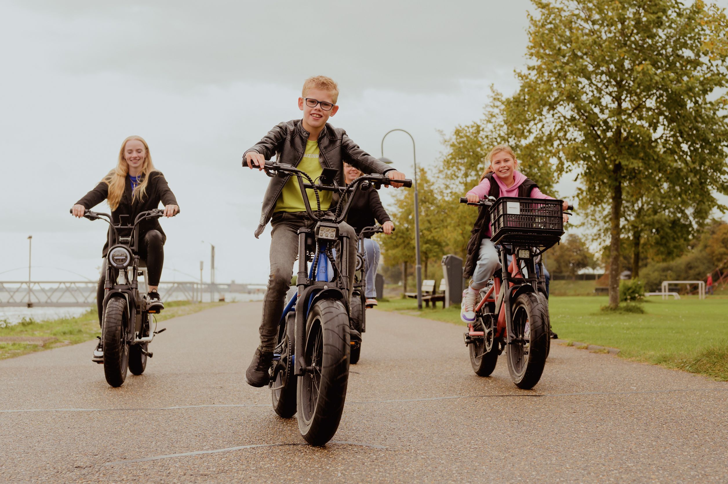 Jeugd op een veilige fatbike